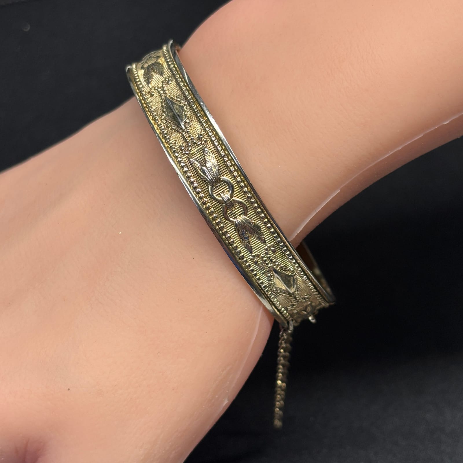 1964 Whiting & Davis Gold Tone Hinged Bangle Bracelet Etched Chain Design Signed