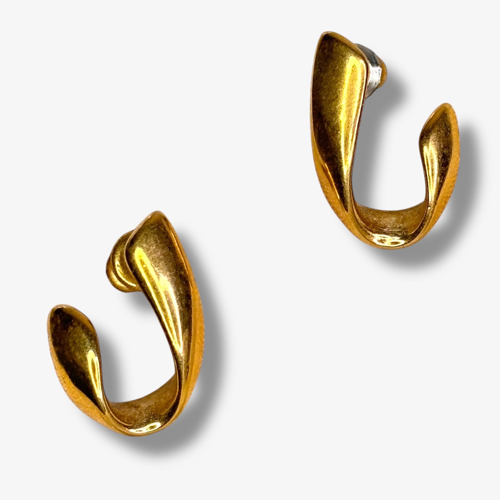 Trifari c.1975 Modernist Gold Tone Sculptural Semi Hoop Stud Earrings Signed